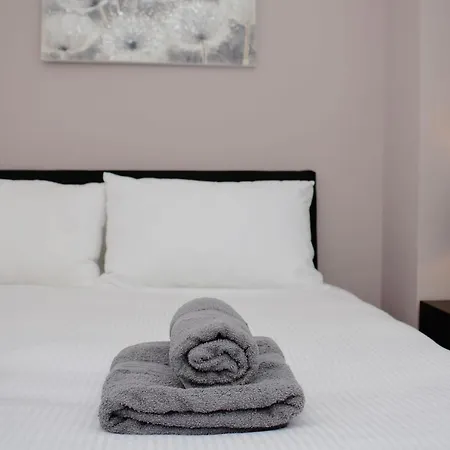 1Fg Dreams Unlimited Serviced Accommodation- Staines - Heathrow Stanwell Exterior photo