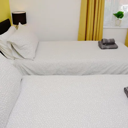 1Fg Dreams Unlimited Serviced Accommodation- Staines - Heathrow Stanwell Exterior photo