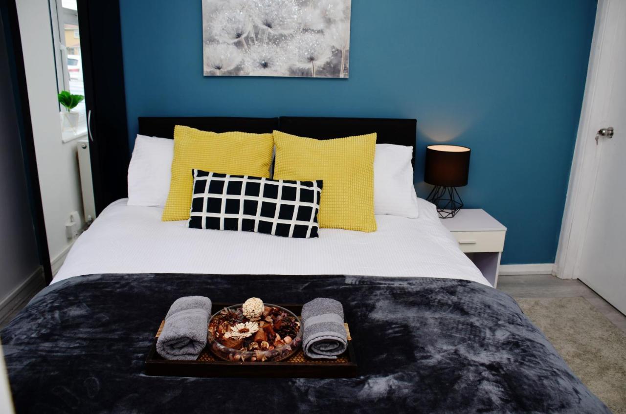 1fg Dreams Unlimited Serviced Accommodation- Staines - Heathrow Holiday home *
