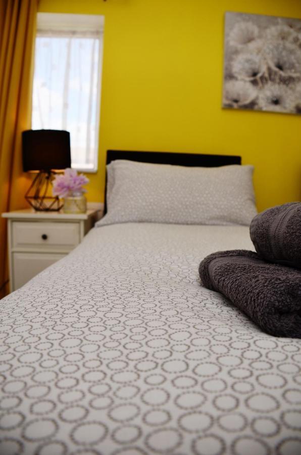 1fg Dreams Unlimited Serviced Accommodation- Staines - Heathrow Holiday home