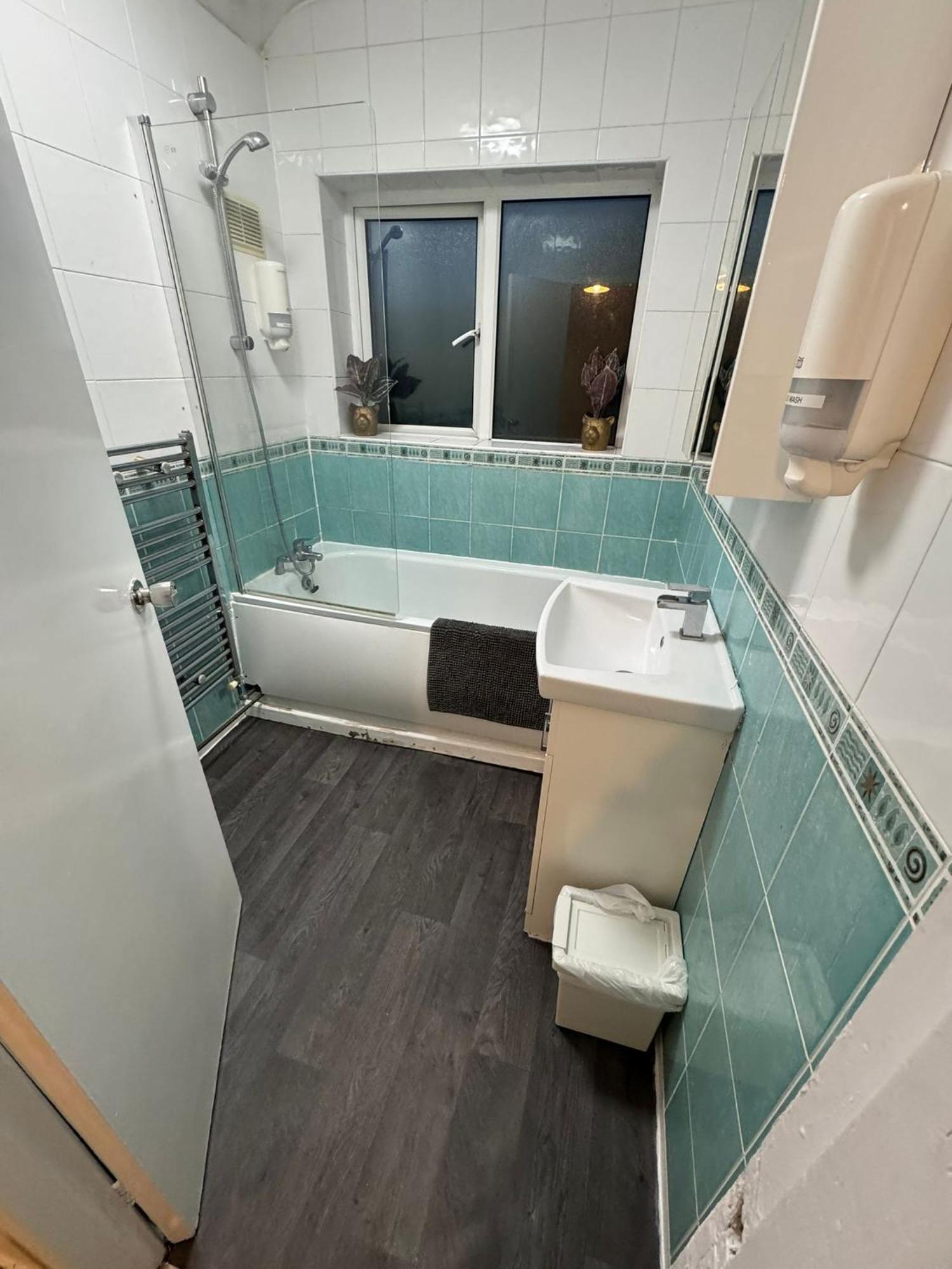 1fg Dreams Unlimited Serviced Accommodation- Staines - Heathrow